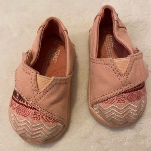 {TOMS} Pink baby shoes